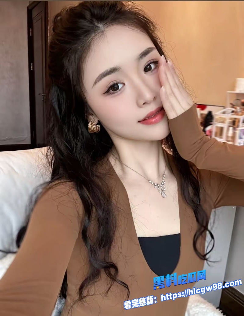反差骚女友化身好利来甜心制服诱惑 图2 反差骚女友化身好利来甜心制服诱惑 图2