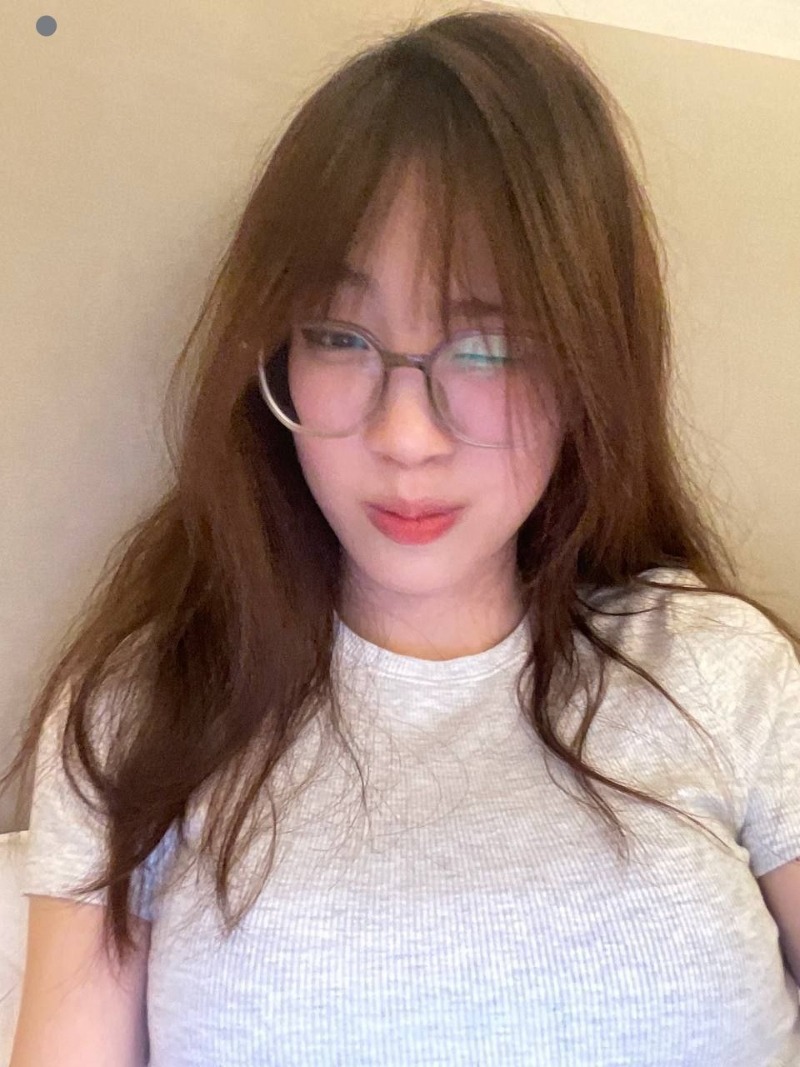 超骚的极品高颜值黄毛眼镜妹1