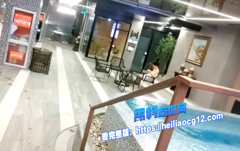 偷拍大奶学生妹泡汤1