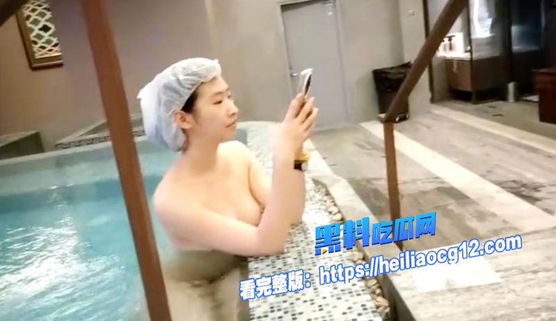 偷拍大奶学生妹泡汤3
