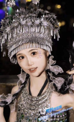 火爆全网的苗族少女 沦为有钱人的小母狗 心甘情愿跪地口交 深喉口爆毫不含糊！3