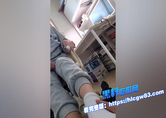 韩国兄妹乱伦事件 妹妹用肉体换取生活费 足交大肉棒漏奶帮哥哥口爆 疯狂套弄最后颜射一脸7