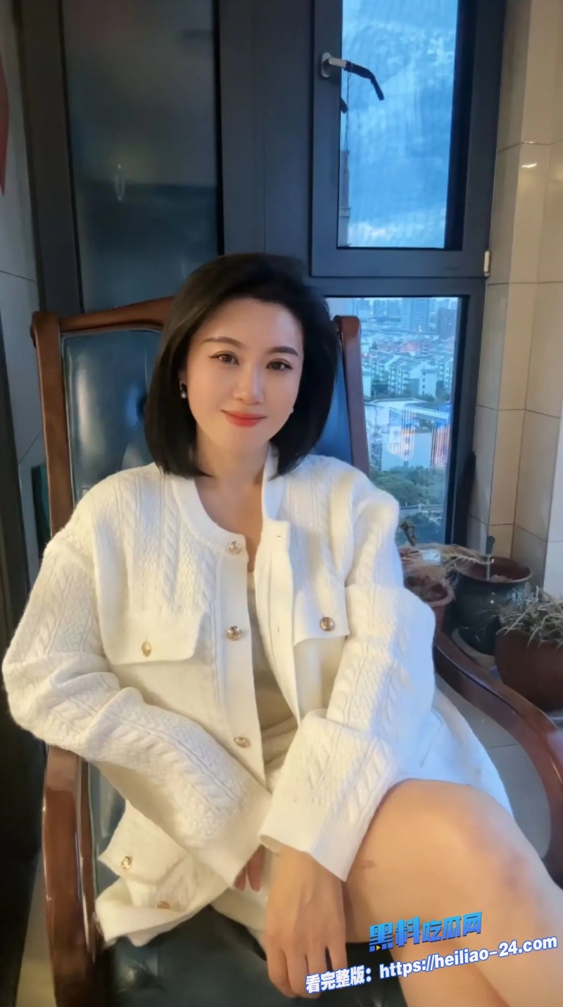 一周没操老姐骚穴紧得要命穿白网袜给弟弟足交最后被老弟狠插到腿软 2 一周没操老姐骚穴紧得要命穿白网袜给弟弟足交最后被老弟狠插到腿软 2
