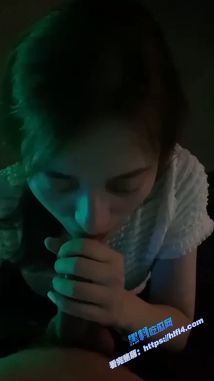越南小情侣家中自拍性爱视频流出 越南妹子还是一如既然的好看啊！ 图1