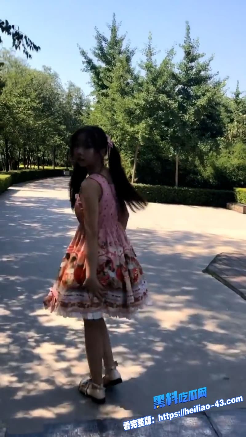 极品福利姬浆果儿户外露出合集流出身穿洛丽塔全程露脸在户外大胆的露出奶子诱惑值直接拉满2