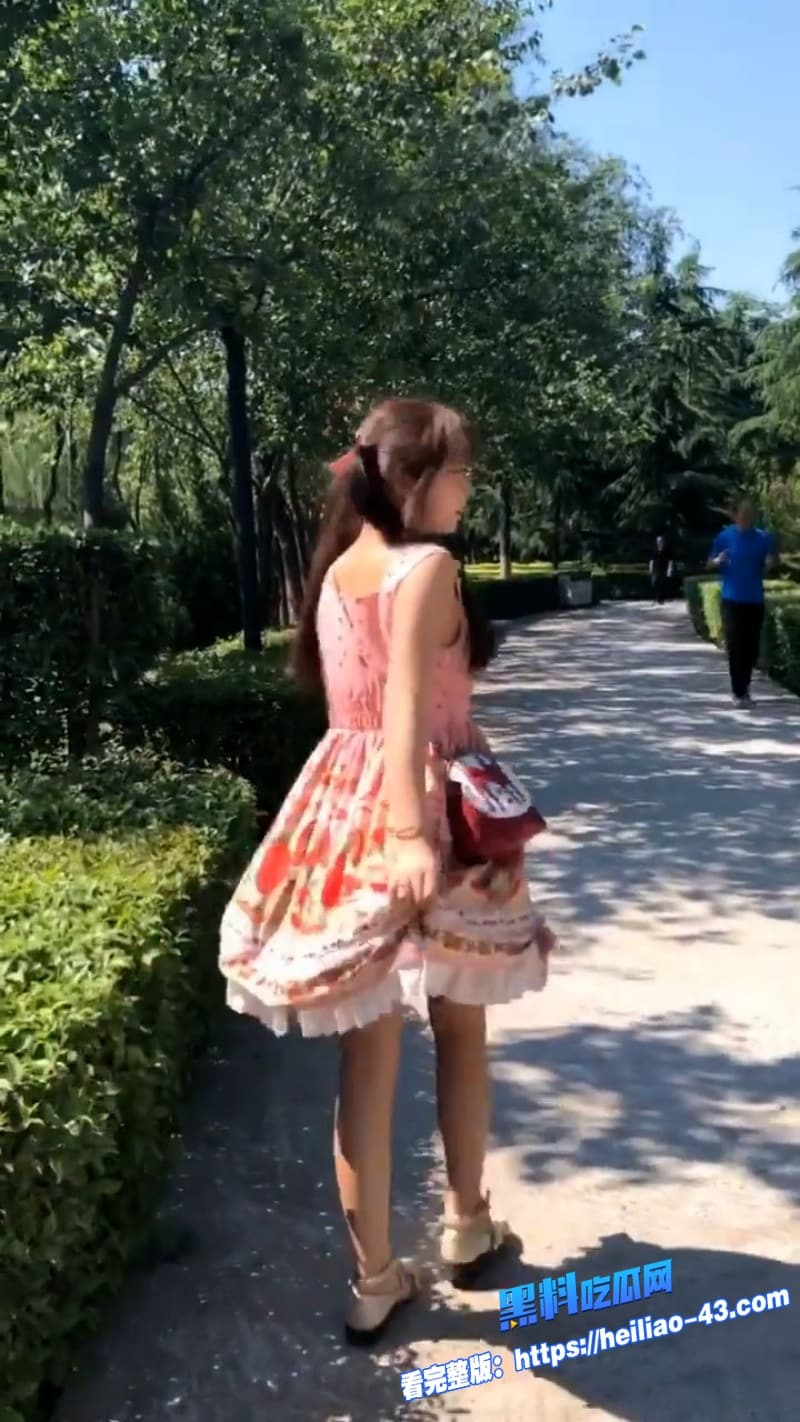 极品福利姬浆果儿户外露出合集流出身穿洛丽塔全程露脸在户外大胆的露出奶子诱惑值直接拉满3