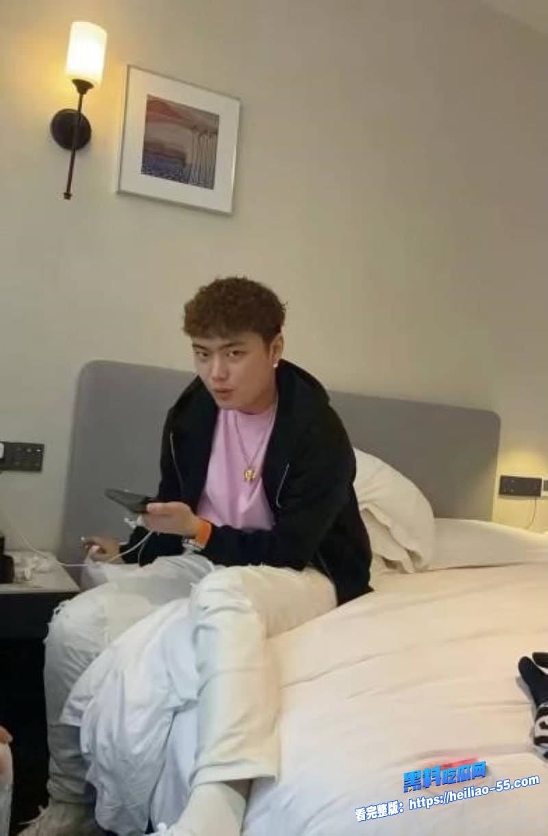 抖音说唱歌手TopBarry杨博睿深情人设崩塌女友怒爆渣男操粉酒店无码视频全程曝光28 抖音说唱歌手TopBarry杨博睿深情人设崩塌女友怒爆渣男操粉酒店无码视频全程曝光28