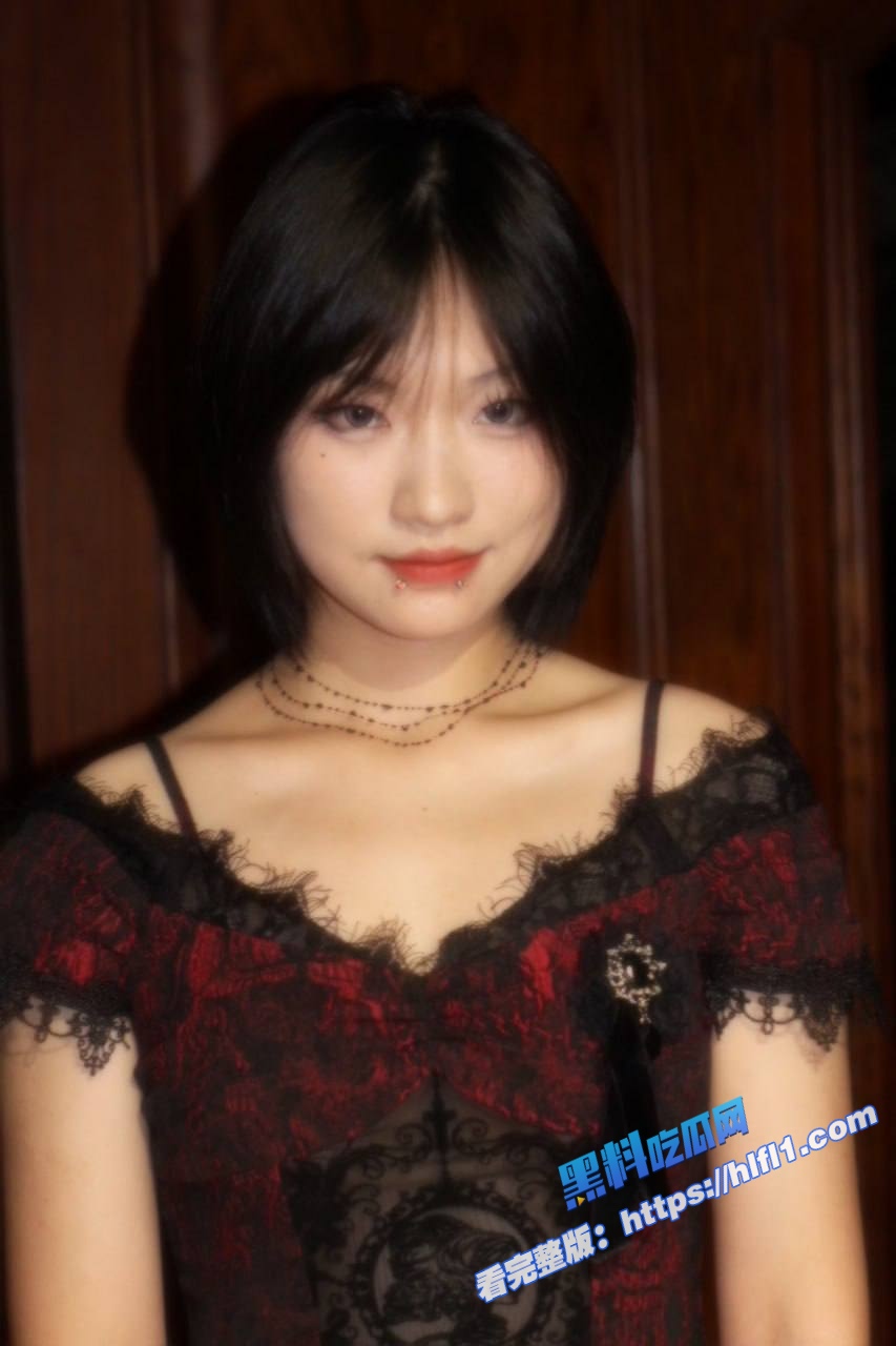 江西职业技术学院 周晓娣 自愿打唇钉变成母狗 出租房内疯狂性爱 口交表情极其淫荡！1