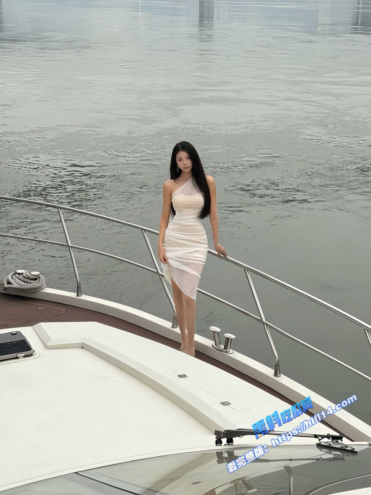 抖音网红 纪念小小v 福利合集流出 旗袍黑丝自摸尽显蜜桃臀 看了就想操！9