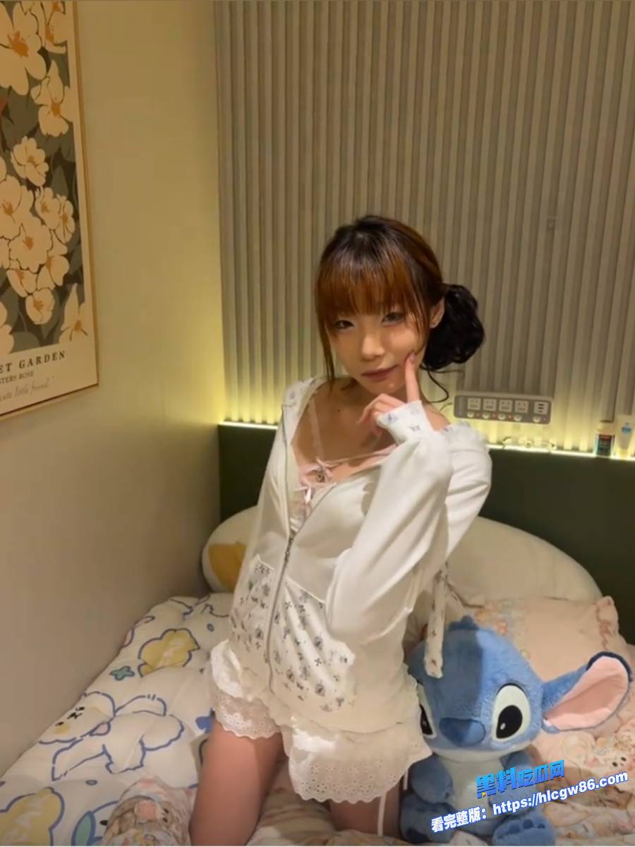 极品花臂舌钉精神小妹和男友性爱直播视频爆出 1