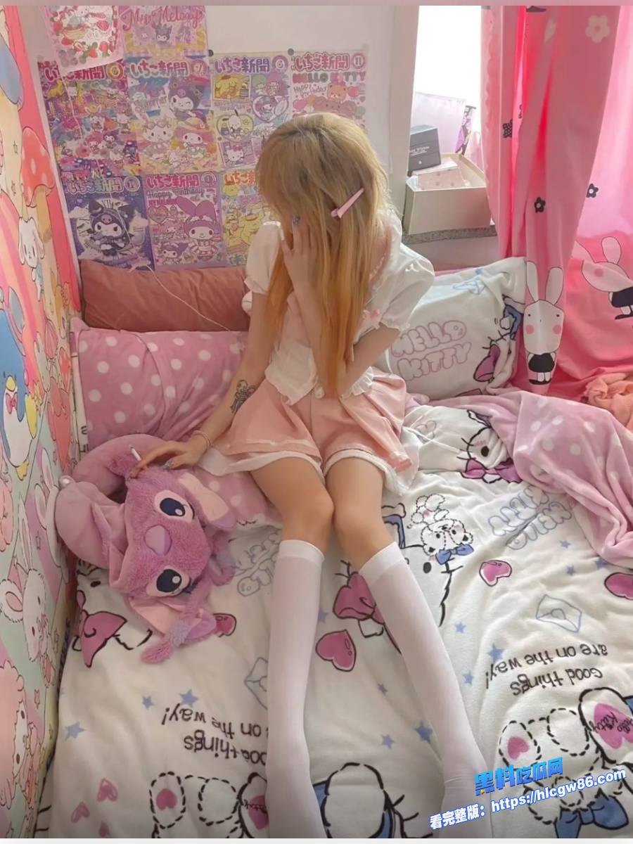 极品花臂舌钉精神小妹和男友性爱直播视频爆出 4