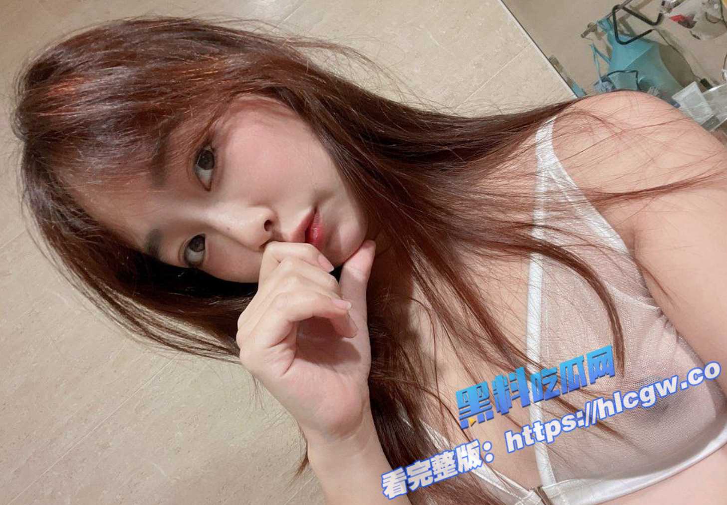 极品少妇 丰满身材性感撩人 巨乳呼之欲出 穿着情趣制服更是骚得不行！图4