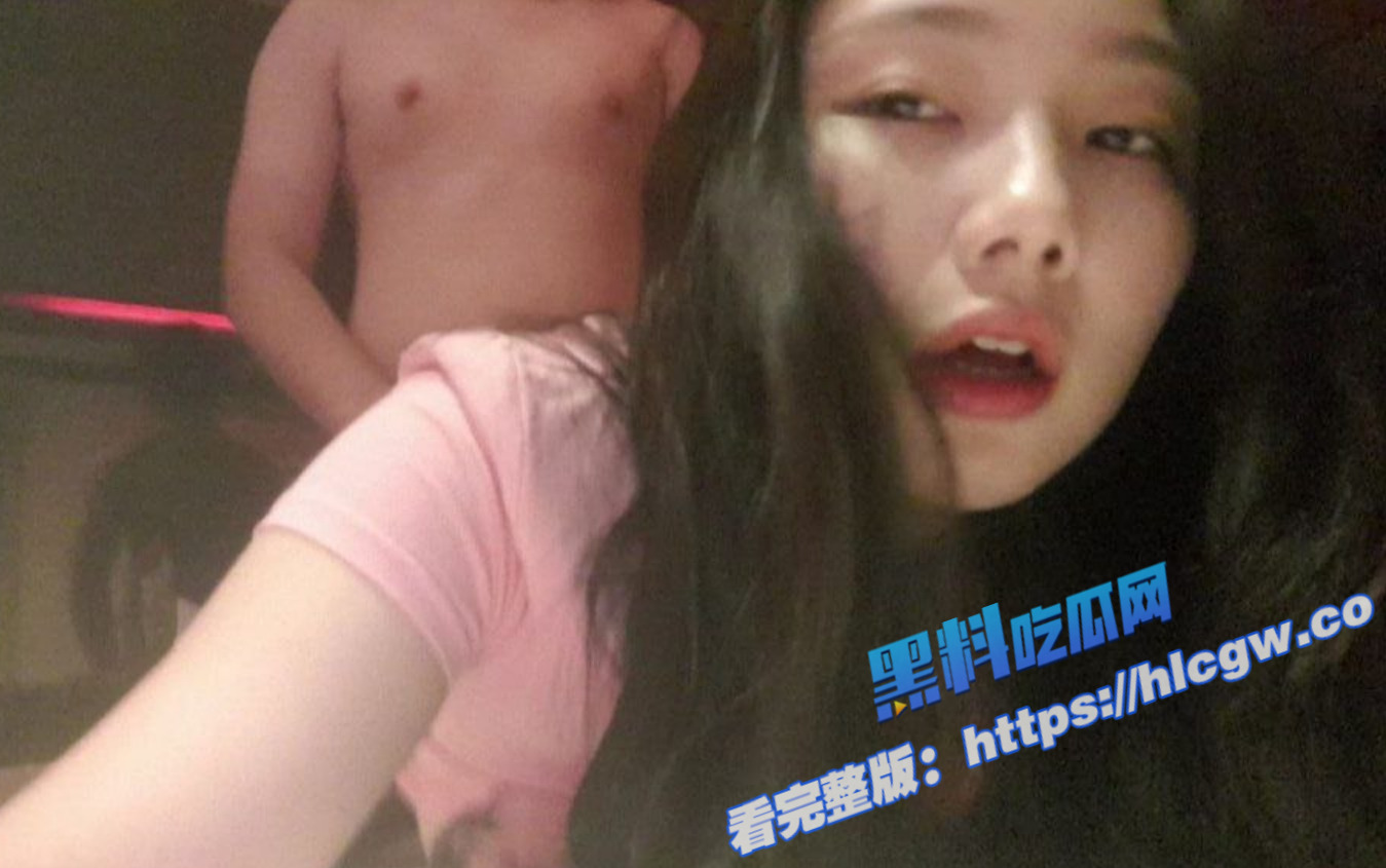 极品少妇 丰满身材性感撩人 巨乳呼之欲出 穿着情趣制服更是骚得不行！图8