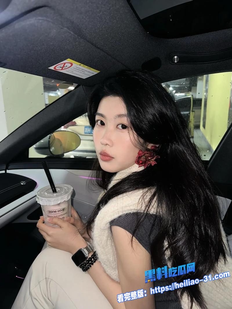 海角乱伦姐姐婚纱诱惑极致口爆吞精新娘媚态撩人婚纱下跪深喉吞下每一滴4 海角乱伦姐姐婚纱诱惑极致口爆吞精新娘媚态撩人婚纱下跪深喉吞下每一滴4