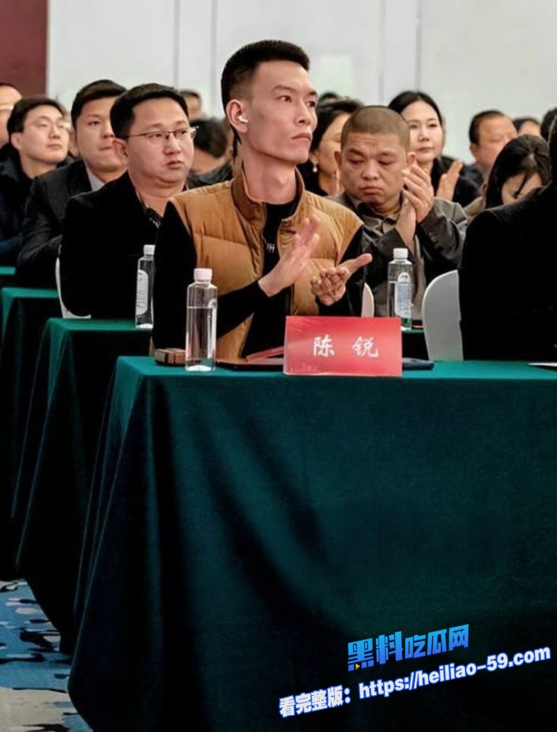 抖音70万粉淳肌妍创始人陈锐隐婚期间约会神秘女方后失联 32