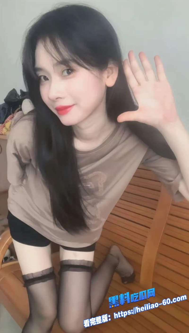 精神小妹深夜变身黑丝骚货清纯脸蛋藏巨乳粉穴 直播求大鸡巴狠操到腿软尖叫 1 精神小妹深夜变身黑丝骚货清纯脸蛋藏巨乳粉穴 直播求大鸡巴狠操到腿软尖叫 1