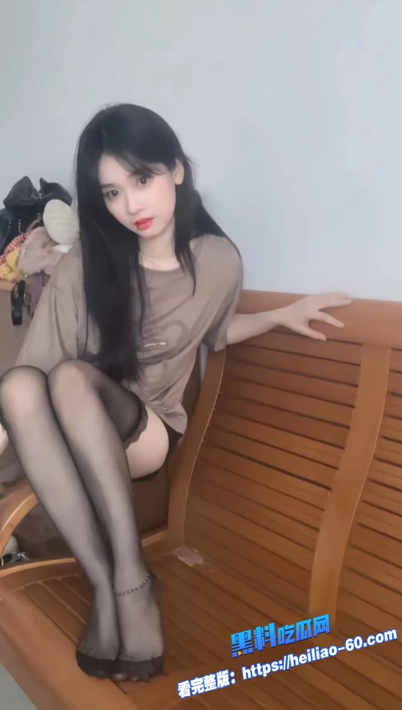 精神小妹深夜变身黑丝骚货清纯脸蛋藏巨乳粉穴 直播求大鸡巴狠操到腿软尖叫 3 精神小妹深夜变身黑丝骚货清纯脸蛋藏巨乳粉穴 直播求大鸡巴狠操到腿软尖叫 3