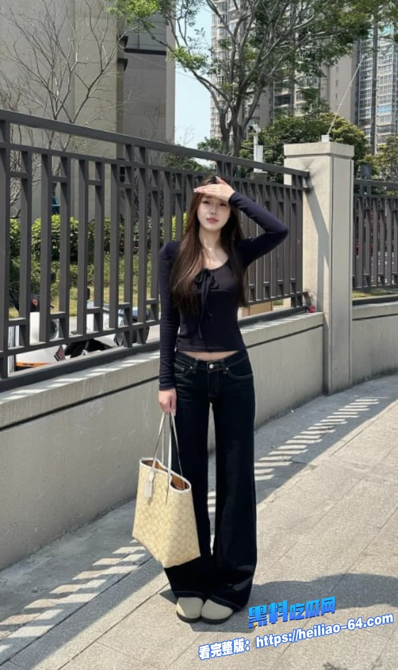台湾网红约炮清纯黑丝美女酒店内与好兄弟一起3P前后夹击疯狂调教巨乳晃荡超诱惑2 台湾网红约炮清纯黑丝美女酒店内与好兄弟一起3P前后夹击疯狂调教巨乳晃荡超诱惑2
