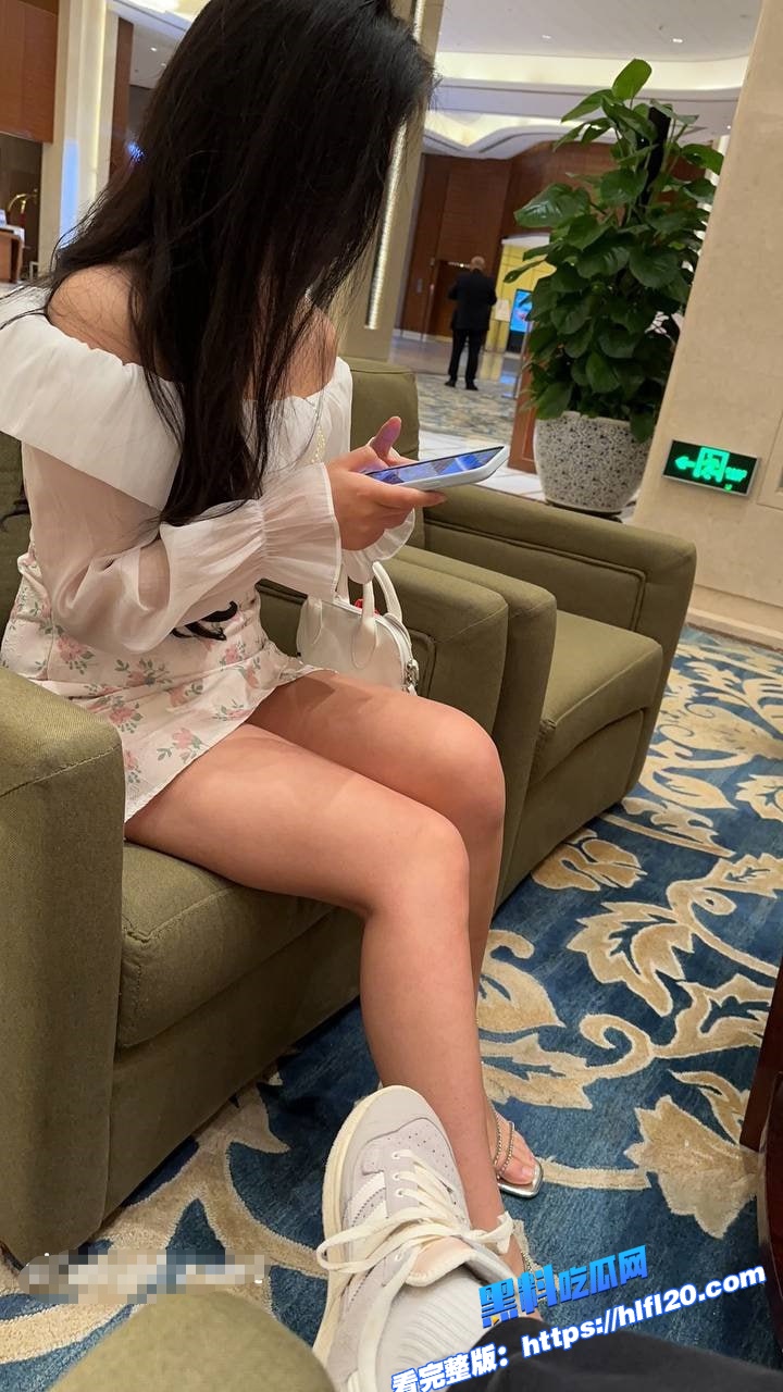 江西纯情女大学生 外表清纯 调教下化身母狗 完全沉浸在多人操逼！图1