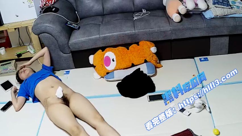 监控摄像头破解！小夫妻在家做爱 媳妇高潮过后幸福的瘫死在地板上！7