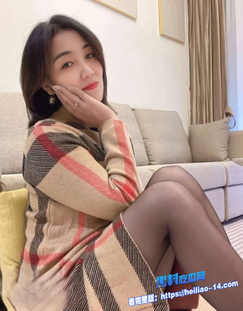 盐城射阳周大福女销售一拖三群P完整版不雅视频流出白天柜台卖金子晚上酒店吃精子年度最骚少妇非她莫属 4