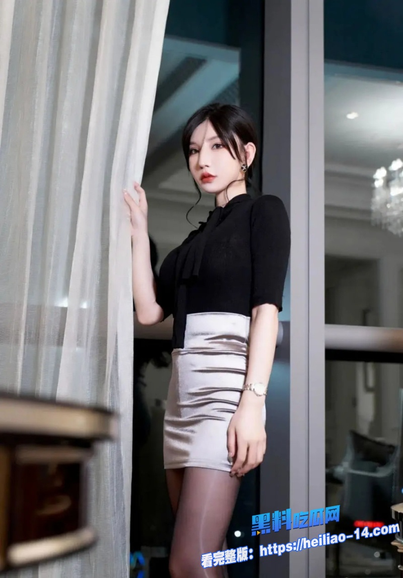 绿帽老公带着好兄弟怒操欲求不满的老婆两个壮汉轮流上阵都没满足美艳骚妻1