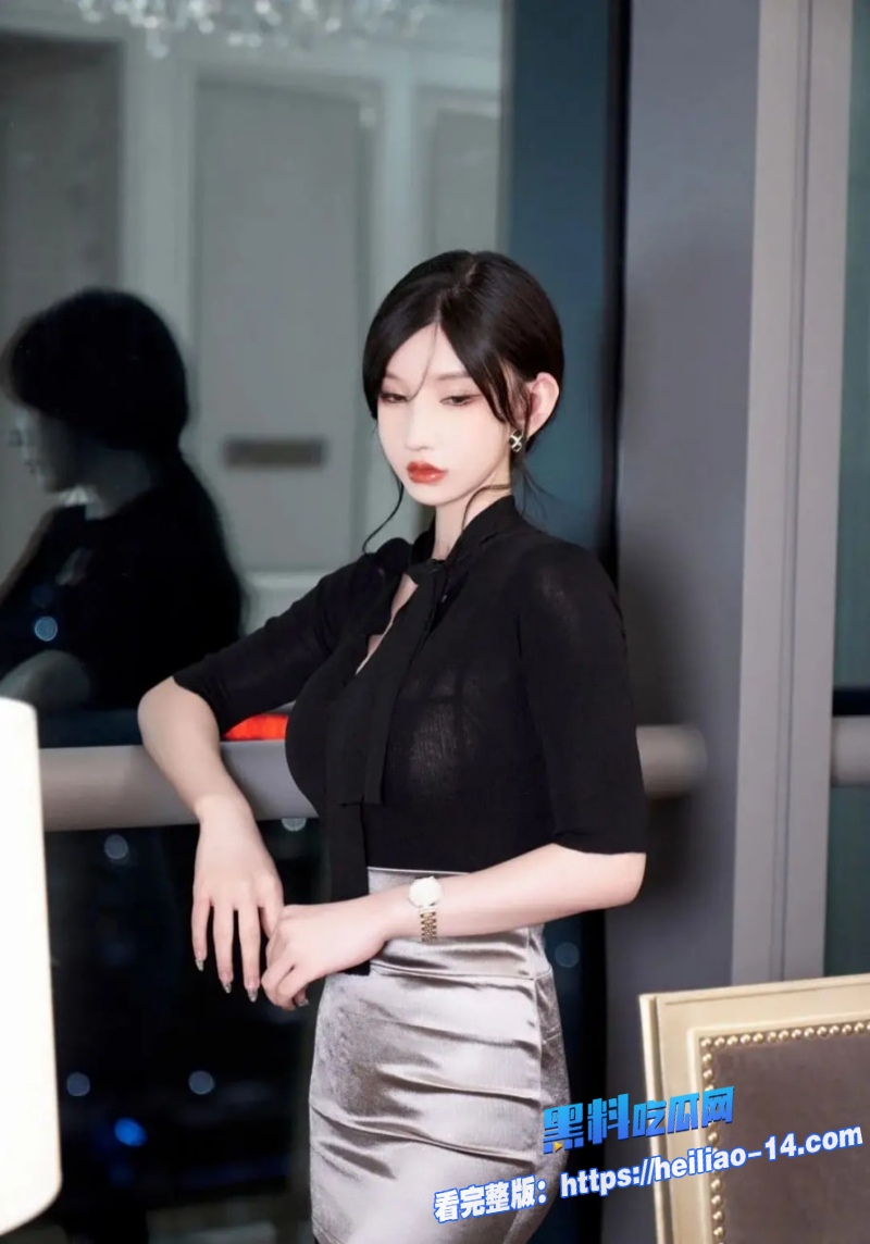 绿帽老公带着好兄弟怒操欲求不满的老婆两个壮汉轮流上阵都没满足美艳骚妻2