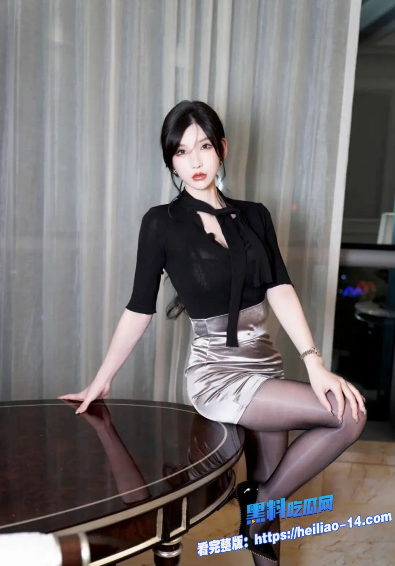 绿帽老公带着好兄弟怒操欲求不满的老婆两个壮汉轮流上阵都没满足美艳骚妻3