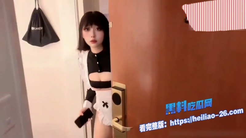 超清纯反差美女大胆私拍福利曝光看着文温柔可人一到床上就彻底变身小妖精跪舔时温柔问男友能不能忍住 1