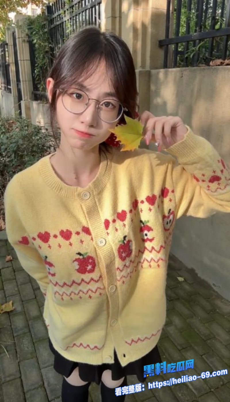 清纯眼镜女大学生被男友疯狂后入打桩最后颜射太刺激了4