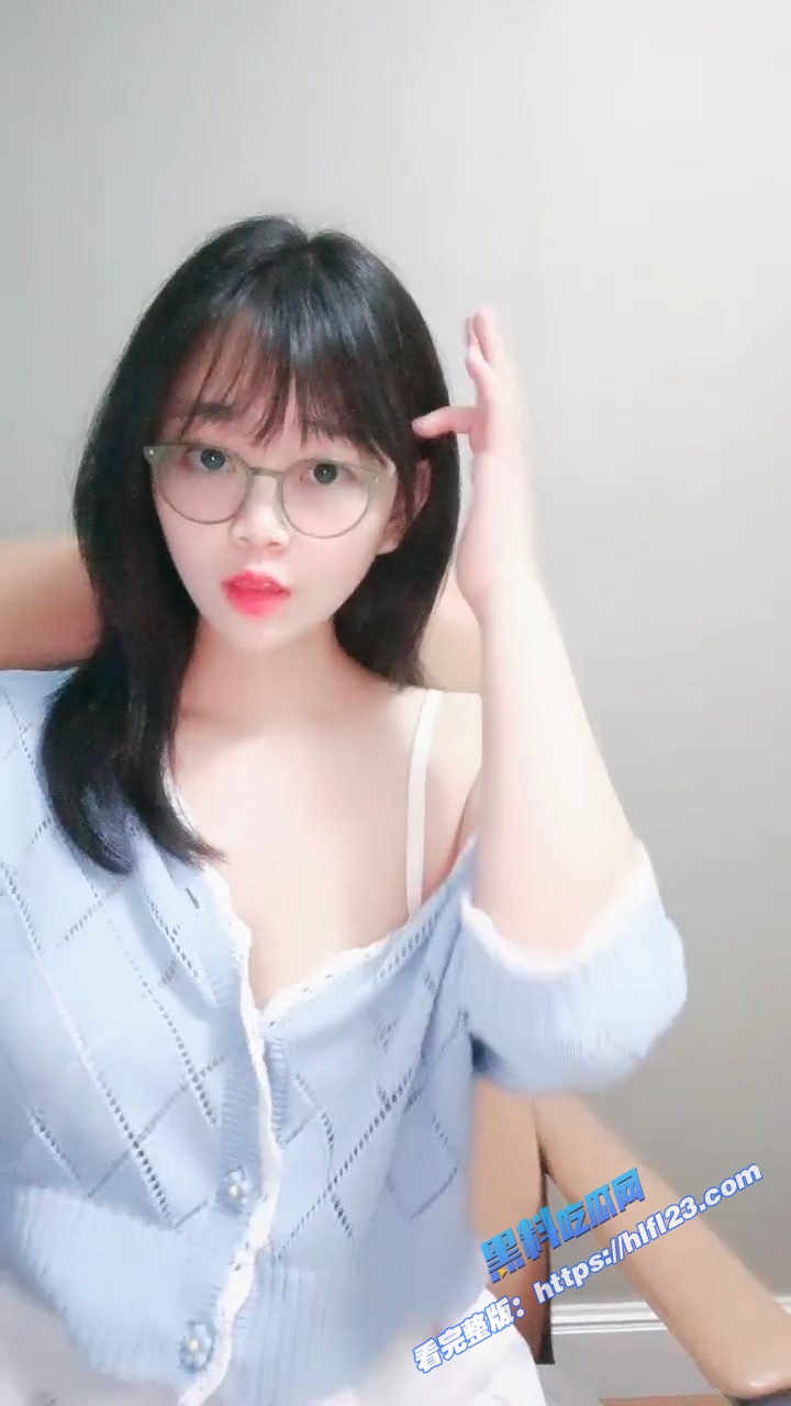 舞蹈系艺术生 舞蹈生桃子 眼睛妹简直反差 下海开播按金主要求跳裸舞！ 1