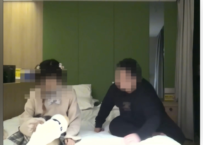 胖爷的奇妙之旅第一弹约炮大神300斤胖爷专攻05后白瘦美让各种嫩妹床上穿JK制服白袜丝袜暴力打桩1