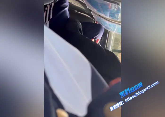 山东潍坊 学生情侣 在校车上口爆被同学拍摄视频流出 现在的学生简直旁若无人属实炸裂7