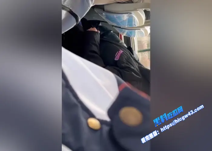 山东潍坊 学生情侣 在校车上口爆被同学拍摄视频流出 现在的学生简直旁若无人属实炸裂8