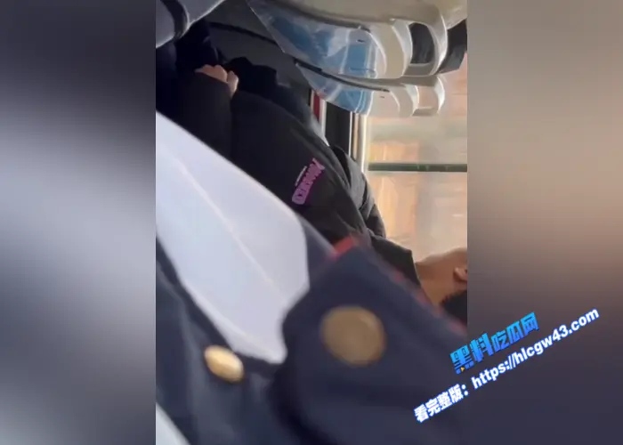 山东潍坊 学生情侣 在校车上口爆被同学拍摄视频流出 现在的学生简直旁若无人属实炸裂2