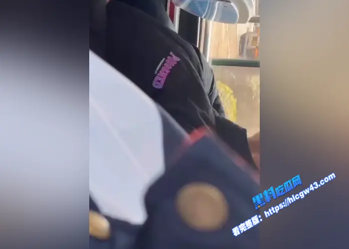 山东潍坊 学生情侣 在校车上口爆被同学拍摄视频流出 现在的学生简直旁若无人属实炸裂3