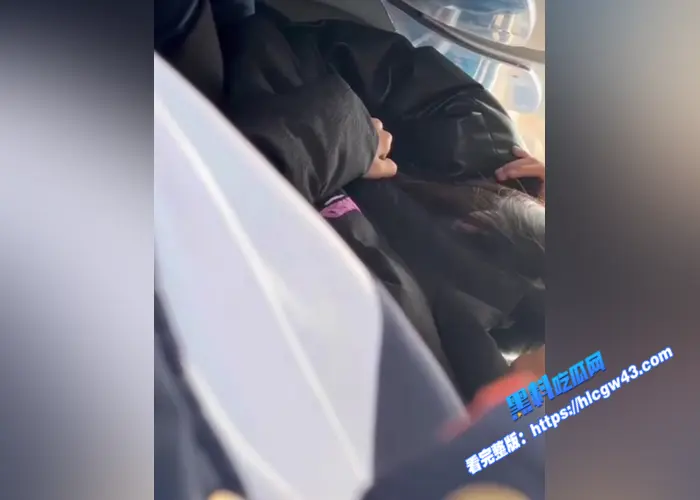 山东潍坊 学生情侣 在校车上口爆被同学拍摄视频流出 现在的学生简直旁若无人属实炸裂4