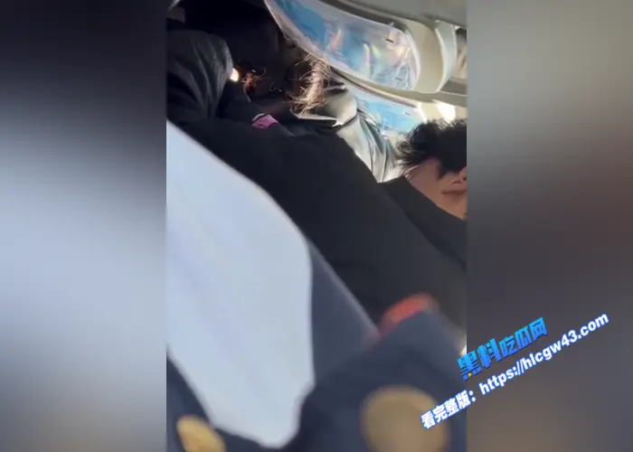 山东潍坊 学生情侣 在校车上口爆被同学拍摄视频流出 现在的学生简直旁若无人属实炸裂6