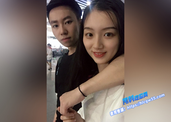 云盘泄密！国产高颜值小情侣 在家自拍做爱视频 女主长相甜美可人 超熟练的深喉肉棒 被男友内射鲍鱼1