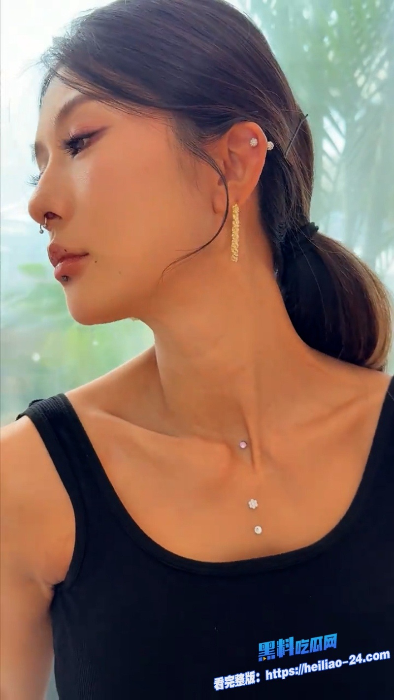 抖音黑皮宝妈凯西小树洞舌钉唇钉鼻钉齐上阵直播脱衣自慰各种大尺度福利视频泄漏 6 抖音黑皮宝妈凯西小树洞舌钉唇钉鼻钉齐上阵直播脱衣自慰各种大尺度福利视频泄漏 6