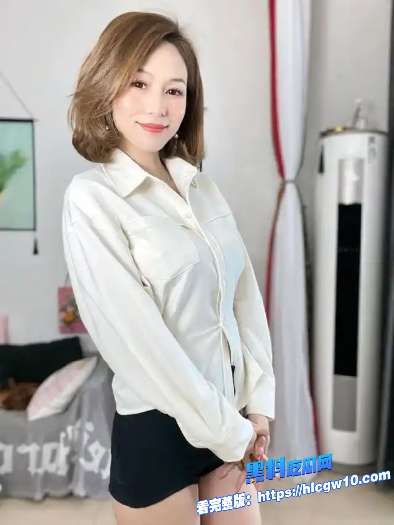 亲友隔壁麻将声不断儿子冒着随时可能被撞见的风险趁乱猛干骚妈疯狂播种内射4