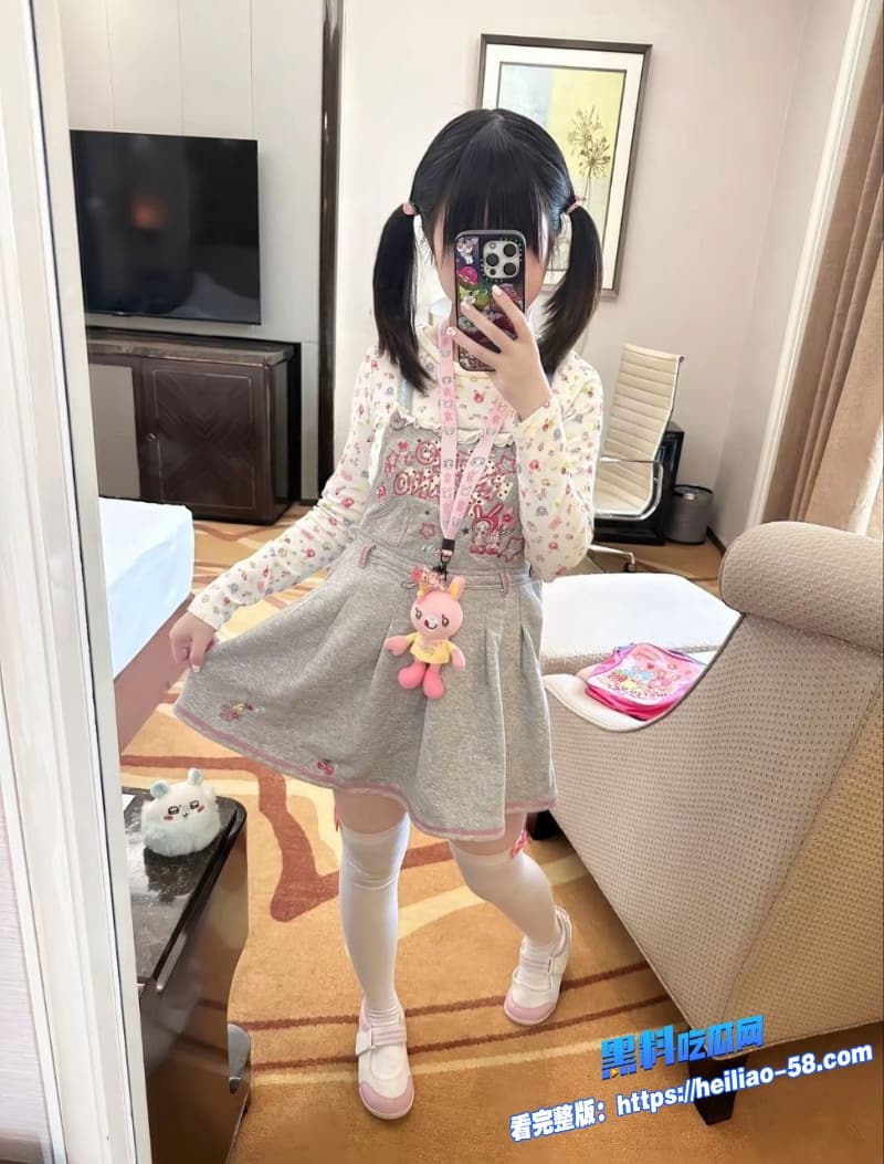 推特高颜值极品萝莉小小呆做爱自拍合集白虎嫩穴遭男友各种姿势疯狂打桩网友直呼受不了6