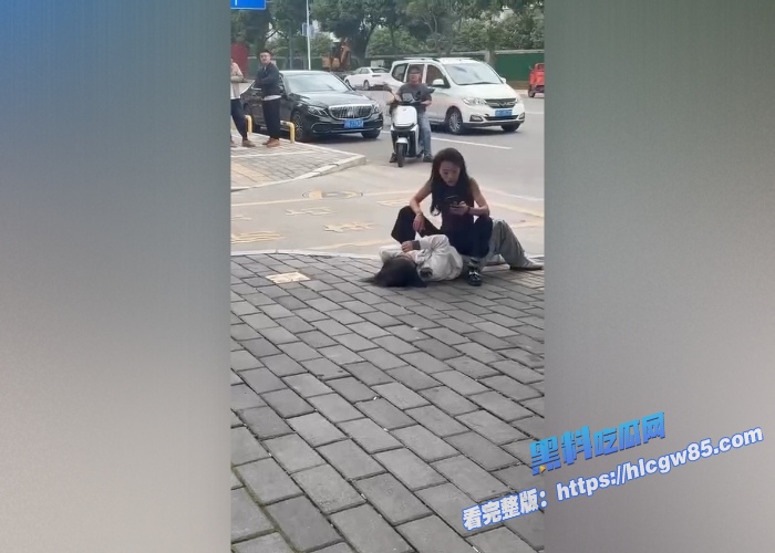 学生妹当小三被原配当街抓奸！ 10