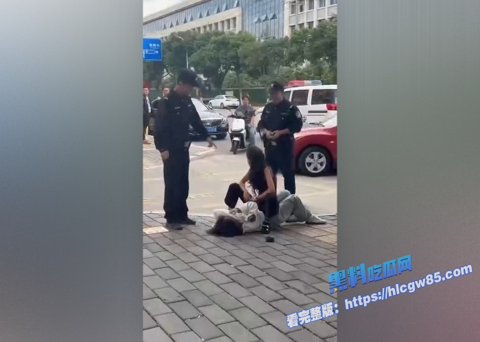 学生妹当小三被原配当街抓奸！ 11
