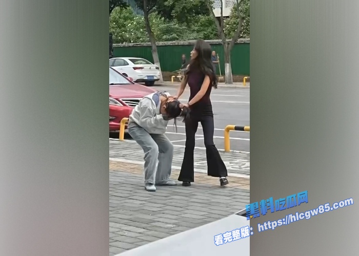学生妹当小三被原配当街抓奸！ 13