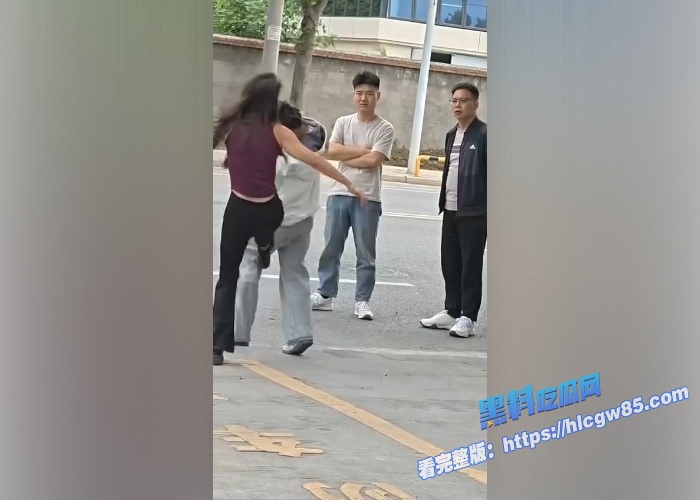 学生妹当小三被原配当街抓奸！ 15