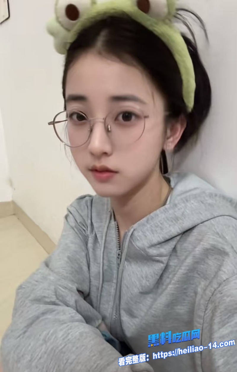潜规则女秘书为提前转正深夜加班被禽兽老板按在床上强行内射1