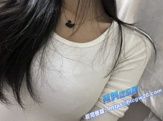 湖北武汉大三学姐 极品反差小母狗 肤白貌美！可惜自拍自慰视频被曝光了1