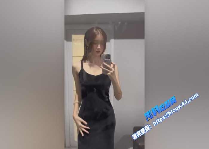抖音反差小网红刘女神黑丝大长腿日常乖乖女和男友独处就是淫娃喜欢深喉大屌 图1WH700x500px
