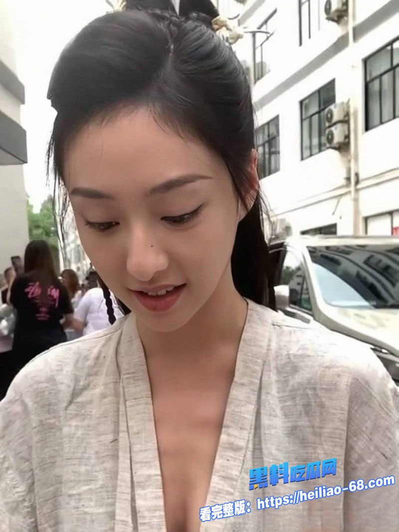 23岁当红小花胡连馨继裸聊事件后再爆15万天价陪睡不雅视频全网疯传6
